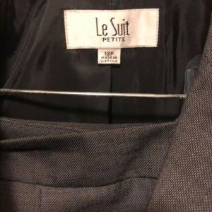 Le suit 12p used 2x dry cleaned